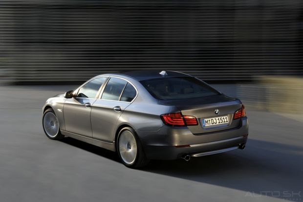 Компания BMW планирует поставки обновленной 5-ой серии автомобилей