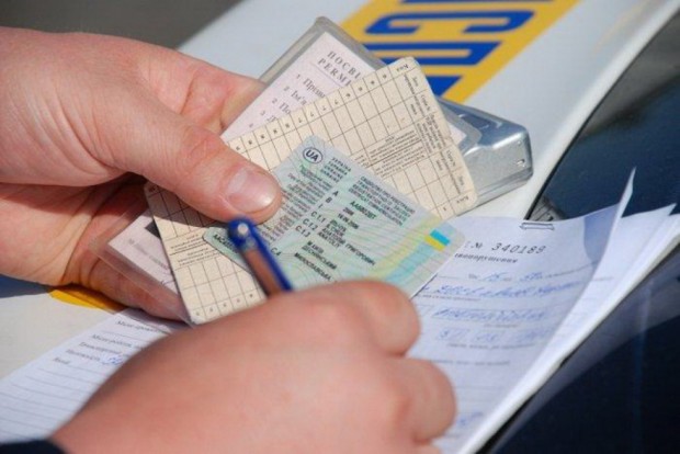 Украина: выдача новых биометрических водительских удостоверений будет не ранее апреля 2014 года