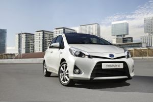Toyota Yaris Hybrid: маленький гибрид по маленькой цене